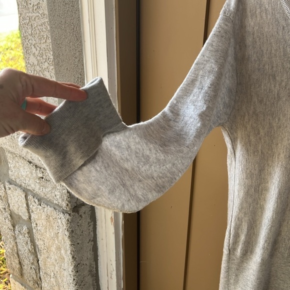 BCBG Maxazaria 100% Cashmere Heather Gray Cowl Neck Sweater sz M - Picture 7 of 8